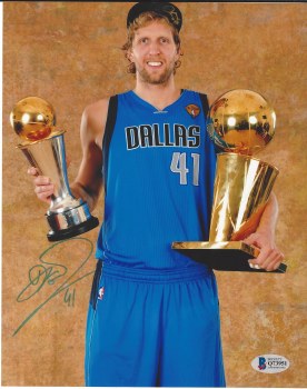 DIRK NOWITZKI AUTOGRAPHED HAND SIGNED DALLAS MAVERICKS 8X10 PHOTO