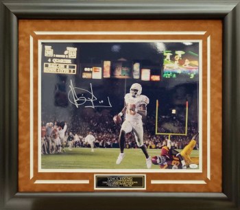 VINCE YOUNG AUTOGRAPHED HAND SIGNED CUSTOM FRAMED TEXAS LONGHORNS 16X20 PHOTO
