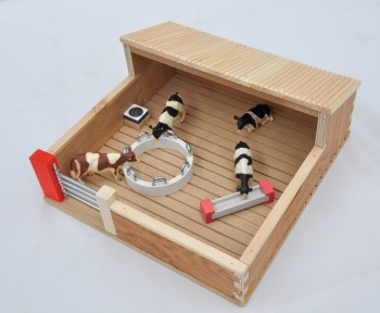 BEDDED HOUSE WITH RING FEEDER