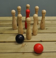 WOODEN SKITTLES SET