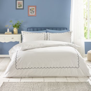 Scallop Border White/Navy Double Duvet
