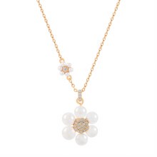 Tipperary Crystal Daisy - Pearl Pendant Gold