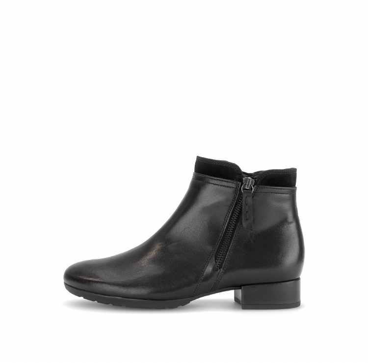 8031 Black Leather Flat Boot