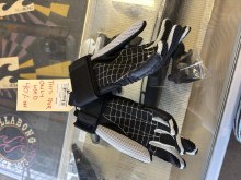 Additional picture of CONNELLY TALON GLOVE SIZE MEDIUM - USED