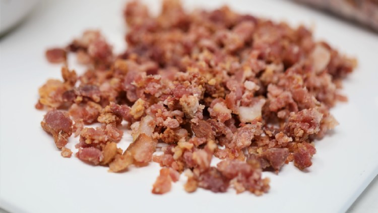 Maple Leaf Ready Crisp Fully Cooked 1/2" Diced Bacon Bits - 4.54kg (13513)