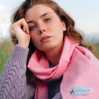 Additional picture of Merino Wool Scarf Bubblegum Pink
