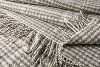 Additional picture of Merino-Cashmere Throw Cream and Grey Check