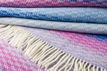 Additional picture of Merino-Cashmere Throw Pink and Blue Soft Stripe