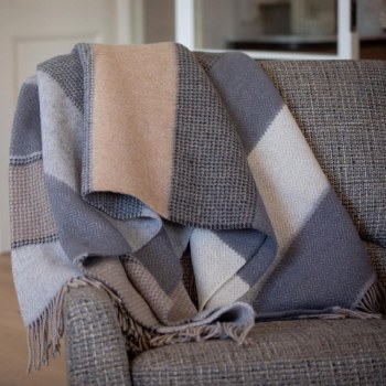 Additional picture of Merino-Cashmere Throw Stone and Grey Pebble Pattern