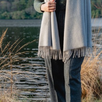 Additional picture of Merino Wool Wrap Reversible Pearl Grey