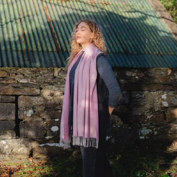 Additional picture of Merino Wool Wrap Reversible Bubblegum Pink