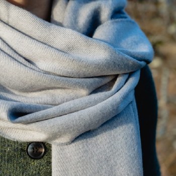 Additional picture of Merino Wool Wrap Reversible Pearl Grey