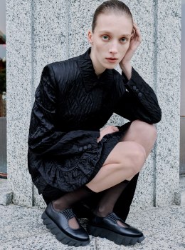Additional picture of Tura Oya Black Trainer