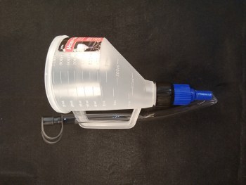 Measuring oil funnel with hose