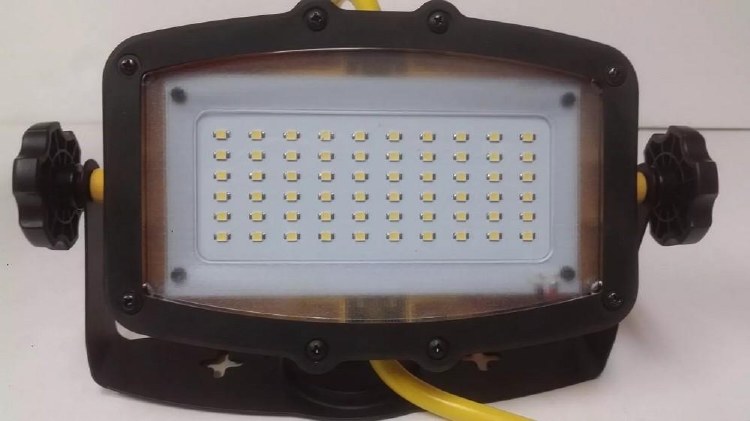 LIGHT, LED STRING, 20' WITH 1 LED FLOOD HEAD, MAGNETIC BRACKET, 18/2 SJTW