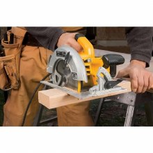 Additional picture of Saw Circular Corded Lightweight 7-1/4" w/Contractor Bag Dewalt (Bare Tool)