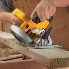 Additional picture of Saw Circular Corded Lightweight 7-1/4" Dewalt (Bare Tool)
