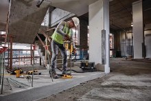 Additional picture of Hammer Rotary Combination Kit SDS Max 60V Flexvolt Cordless Brushless E-Clutch 1-9/16" Dewalt (2) 9.0 Ah Batteries (1) Charger (1) Case