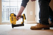 Additional picture of Stapler 18 GA Finish 1/4" Narrow Crown 20V Max XR Cordless Brushless 1/2" to 1-1/2" Leg Kit Dewalt (1) Battery (1) Charger (1) Kit Bag