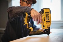 Additional picture of Stapler 18 GA Finish 1/4" Narrow Crown 20V Max XR Cordless Brushless 1/2" to 1-1/2" Leg Kit Dewalt (1) Battery (1) Charger (1) Kit Bag