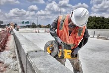 Additional picture of Saw Cutoff 60V Max Cordless Brushless 9" Kit Dewalt (2) Batteries (1) Charger