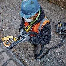 Additional picture of GRINDER, ANGLE CORDLESS 4-1/2"-6" - FLEXVOLT 60V MAXKIT 2- 9AH BATTERY and CHARGER