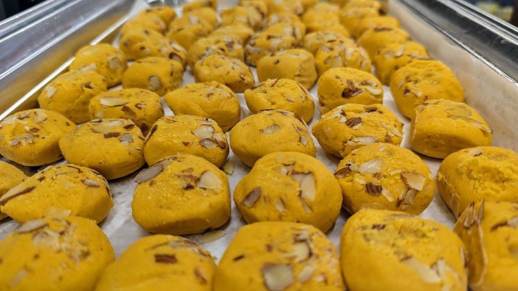Freshly made Malai Peda Saffron and Almond (5 pieces)