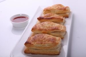 Veg Paneer Puffs (4 pc)