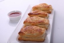 Veg Paneer Puffs (4 pc)