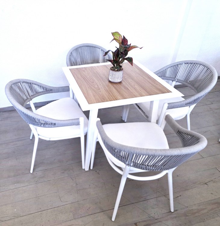 OUTDOOR TABLE W/4 CHAIRS