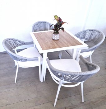 OUTDOOR TABLE W/4 CHAIRS