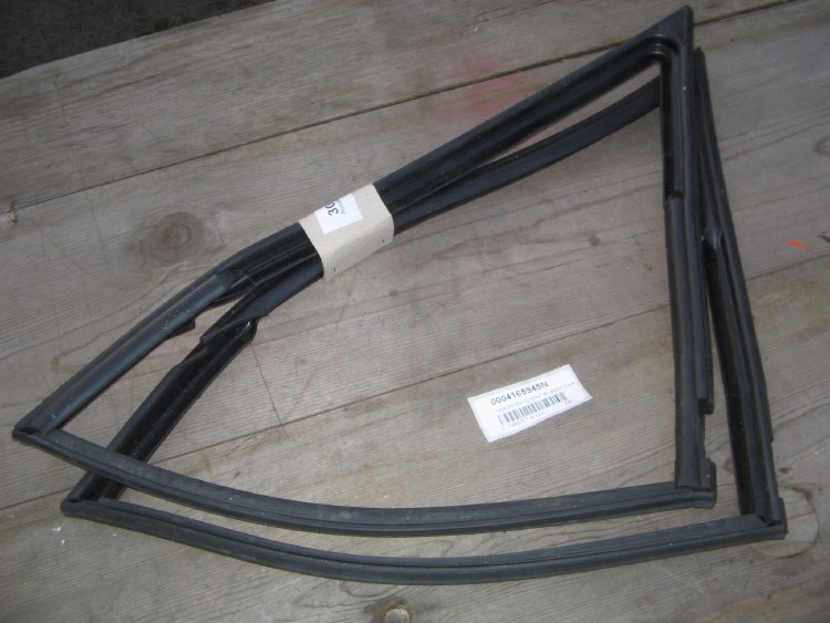 1968-69 WING VENT RUBBER PAIR