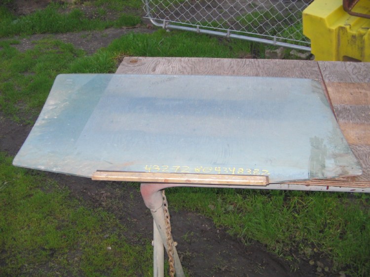 LEFT TINTED DOOR GLASS