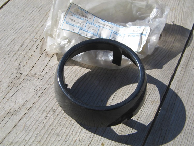 HORN BUTTON SURROUND ORNAMENT