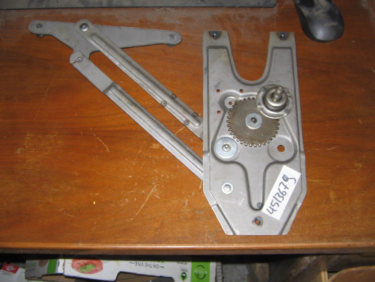 LEFT FRONT WINDOW REGULATOR
