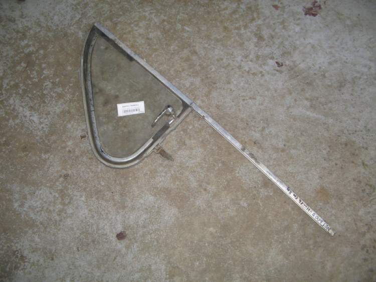 RIGHT WING VENT ASSEMBLY