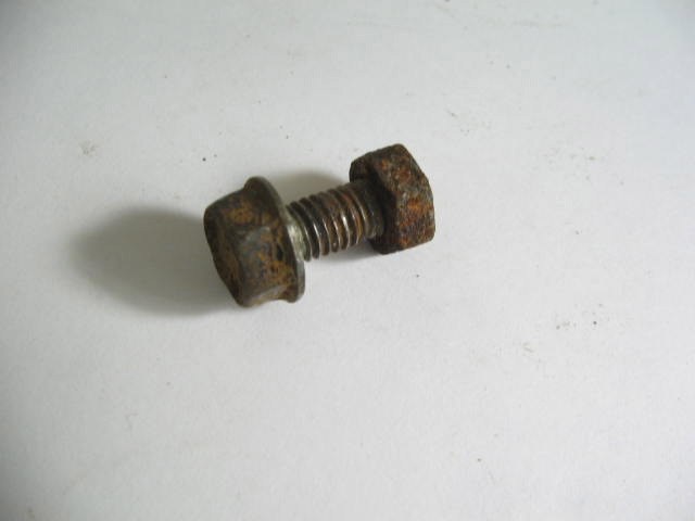 RUBBER COVER SCREW W NUT