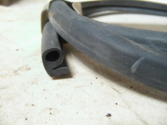 CONVERTIBLE TOP FRONT SEAL