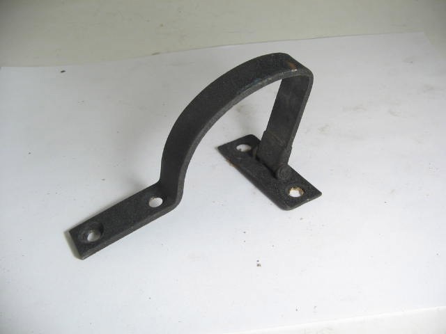 GLOVE BOX DOOR MOUNTS ON DASH