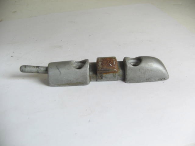 RIGHT TOP LATCH & VISOR POST