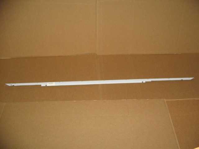 TRIM ON RIGHT ROCKER PANEL