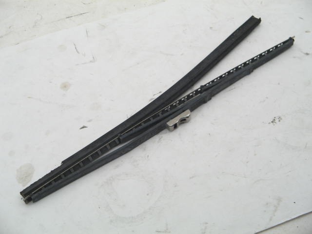 WIPER BLADE FOR CURVED END