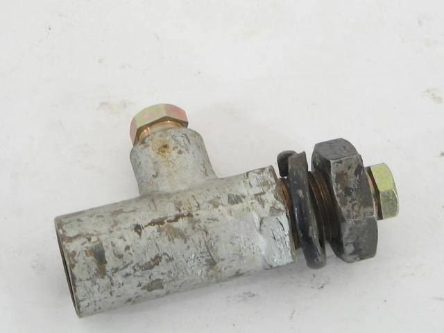 BRAKE UNION AT REAR