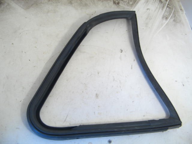 RIGHT WING VENT GLASS RUBBER