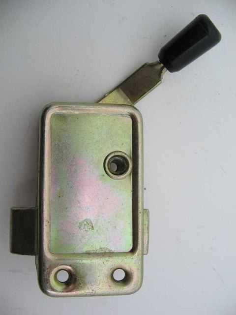 RIGHT INSIDE DOOR HANDLE LATCH
