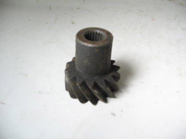 DIST & OIL PUMP DRIVE GEAR