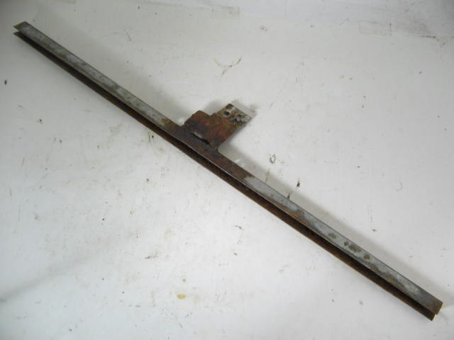 LEFT DOOR GLASS LOWER MOUNT