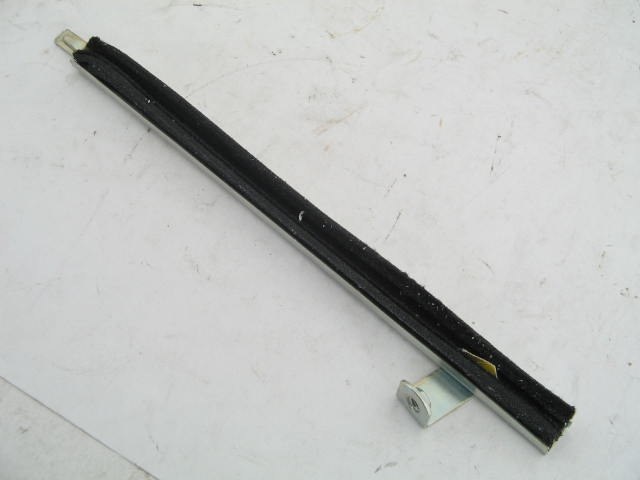 RIGHT FRONT WINDOW GLASS GUIDE