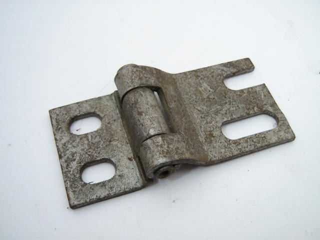 HINGE ON ENGINE LID