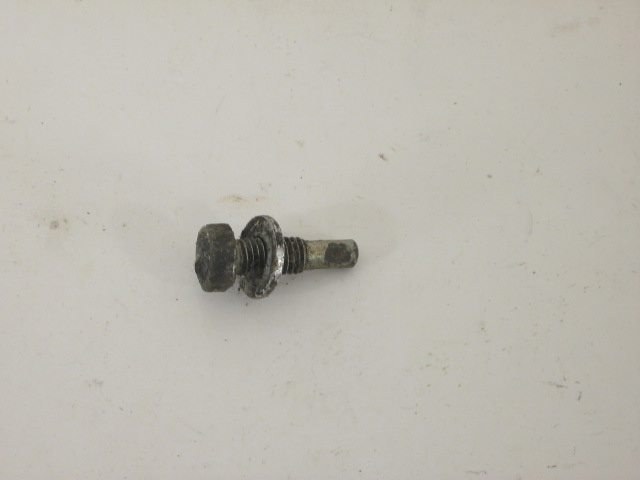 SHIFTER RIGHT LOCATING BOLT
